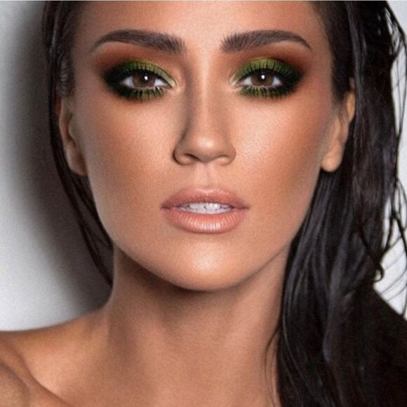 MAC Mo Money Mo Problems Eyeshadow (Warm Medium Olive/Army Green) - Picture 6 of 15